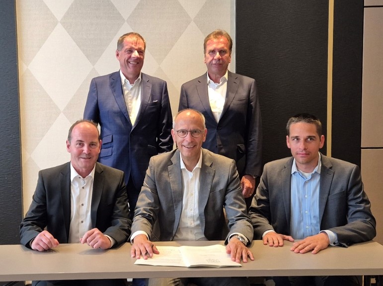 Dr. Carsten Voigtländer, Herold Albrecht, Michael Böhm, Stefan Falk, und Alexander Berninger bei der Unterzeichnung der Vereinbarung.